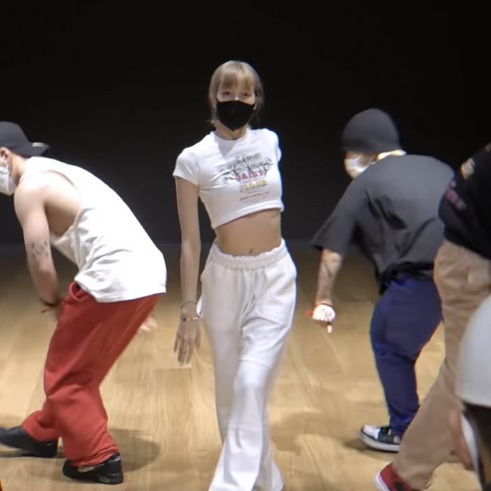 lsfolder's tweet photo. lisa in sweatpants https://t.co/ePJwuYjQJx