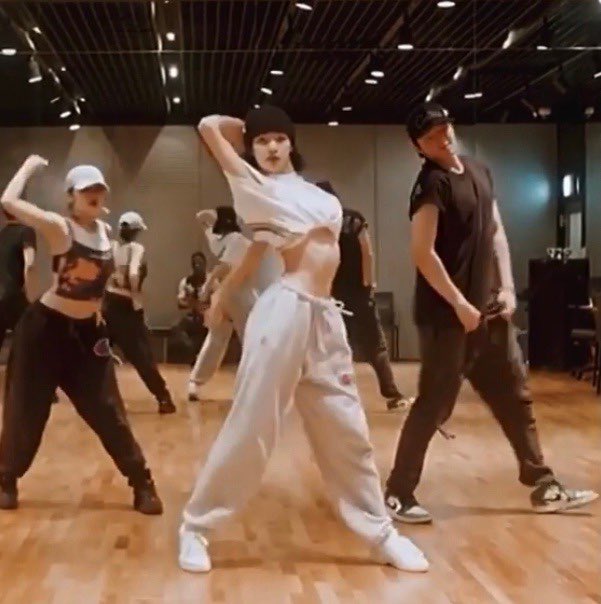 lsfolder's tweet photo. lisa in sweatpants https://t.co/ePJwuYjQJx