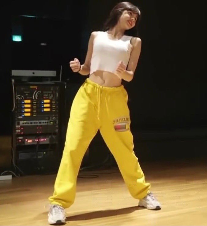 lsfolder's tweet photo. lisa in sweatpants https://t.co/ePJwuYjQJx