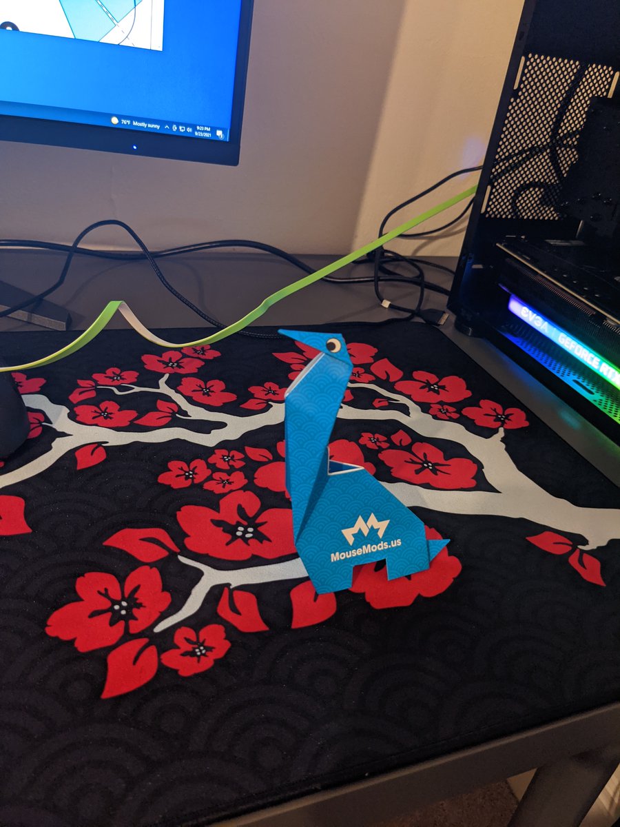 MiMaslakowski's tweet photo. @yourmousemods #mousemods #mousemosaurus
origami for a gift card. cannot pass that up and I really like this mouse pad. https://t.co/8aYoWfPce2