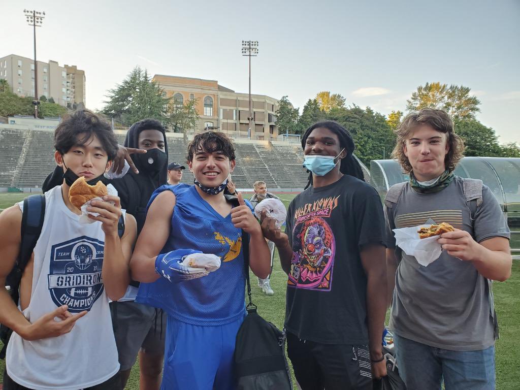 Thursday’s are for leadership! This week we had Stadium Alumni and Leadership presenter @antoniomclemore he was dropping 🔥🔥🔥. Also big shout out to @shakeshakeshaketacoma for the burgers #FoodandFellowship #creatingleaders