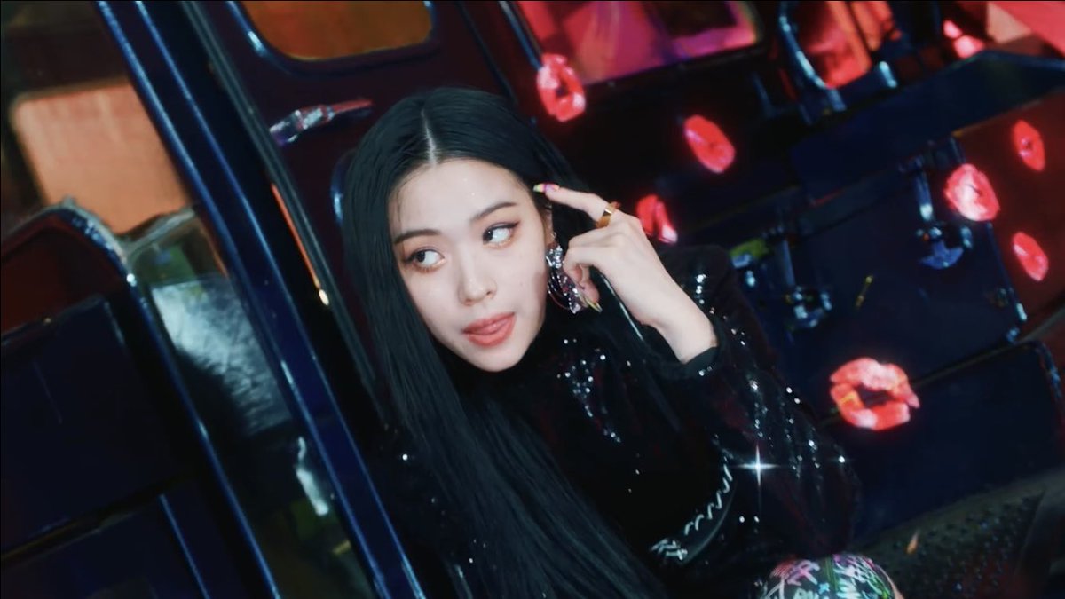 tracklist's tweet photo. Com uma belíssima produção e visuais incríveis, o ITZY lançou o M/V da faixa title “Loco” do primeiro full album do grupo “Crazy In Love”. 

 #ITZY_LOCOComeback

ASSISTA: https://t.co/eb1g6rhaob https://t.co/tJqi3h9UXl