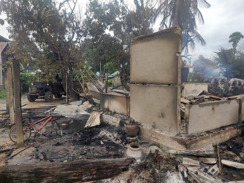 IrrawaddyNews's tweet photo. Junta troops again torched Kyikone Village in Sagaing Region’s Taze Township on Friday morning, destroying 15 houses, according to Taze News. At least 18 houses were torched when junta forces raided the village on Thursday. (Photo: CJ) #WhatsHappeningInMyanmar https://t.co/MomnEiozYI