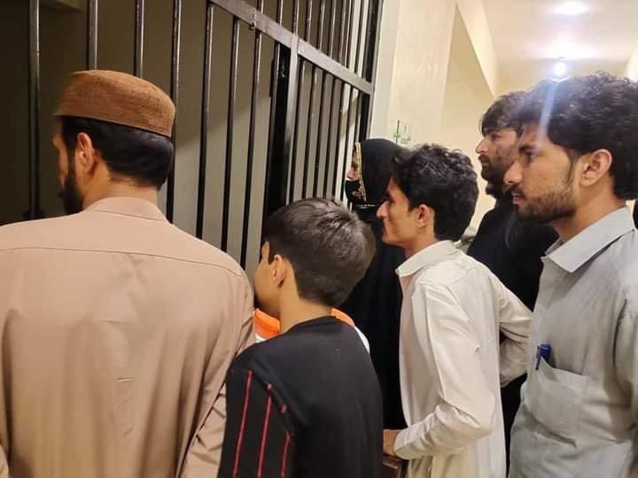 Senator_Baloch's tweet photo. کوئٹہ میں نا اہل حکومت کے حکم پر غنڈہ گرد پولیس کا پرامن احتجاج کرنے والے طلبہ پر لاٹھی چارج اور تشدد کرکے گرفتار کیاگیا۔ حکومت طاقت کے نشے میں معصوم طلباء و طالبات پر تشدد کرکے طلبہ کے حوصلوں کو پست نہیں کرسکتا.  #werejectpmcmdcattest2021 https://t.co/iFgzA7KTR9