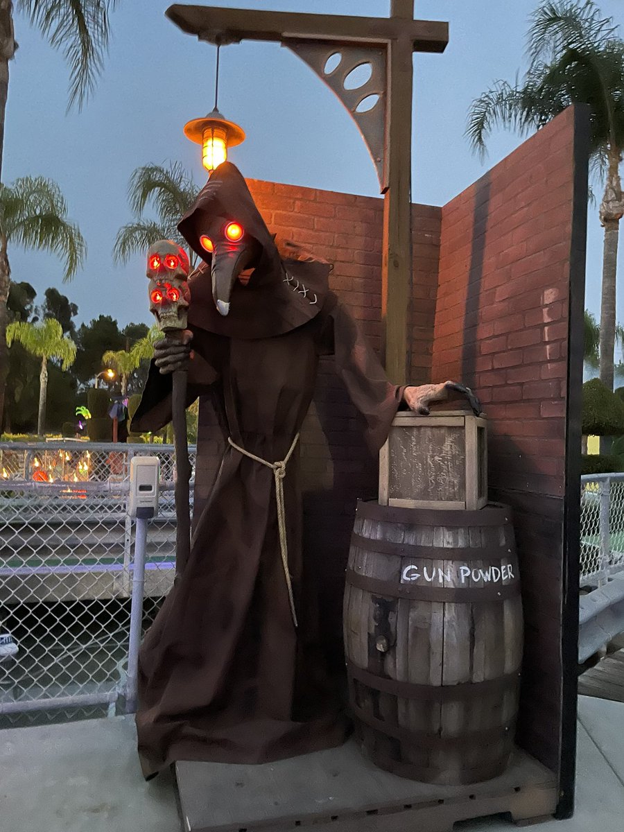 ThemeParkDuo's tweet photo. Thank you so much @speedzonela for having us out to experience the Haunted Mini Golf! We had so much fun! Review coming soon! #SpeedZoneLA https://t.co/4llcPZSeyU