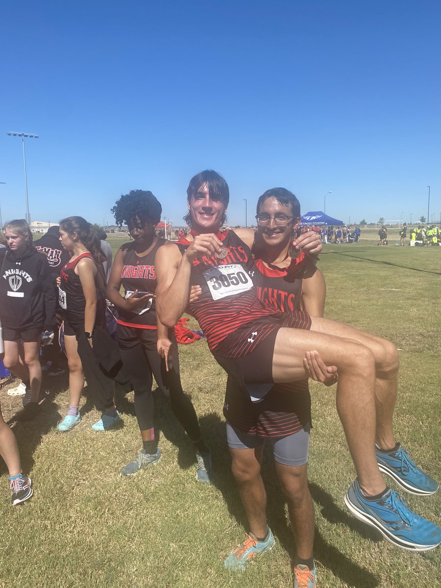 HHHSKnightsTF's tweet photo. Lady Knight’s saw it’s sixth gold medal this year with Ella Perry bringing home a gold to win the Bronco Invitational in Temple running a 18:45 to win it. Teammate  Kailyn Denney followed right behind with a silver medal running a 19:14. The team also also finished first overall. https://t.co/lqiX8x2dzy