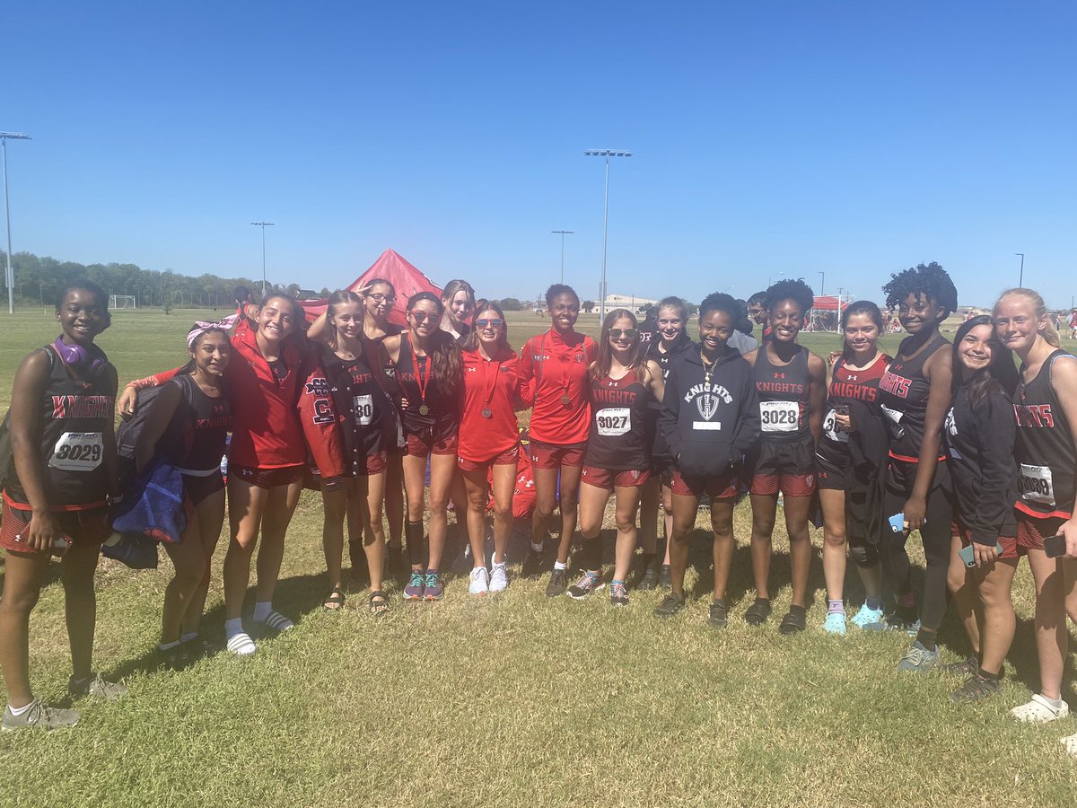 HHHSKnightsTF's tweet photo. Lady Knight’s saw it’s sixth gold medal this year with Ella Perry bringing home a gold to win the Bronco Invitational in Temple running a 18:45 to win it. Teammate  Kailyn Denney followed right behind with a silver medal running a 19:14. The team also also finished first overall. https://t.co/lqiX8x2dzy