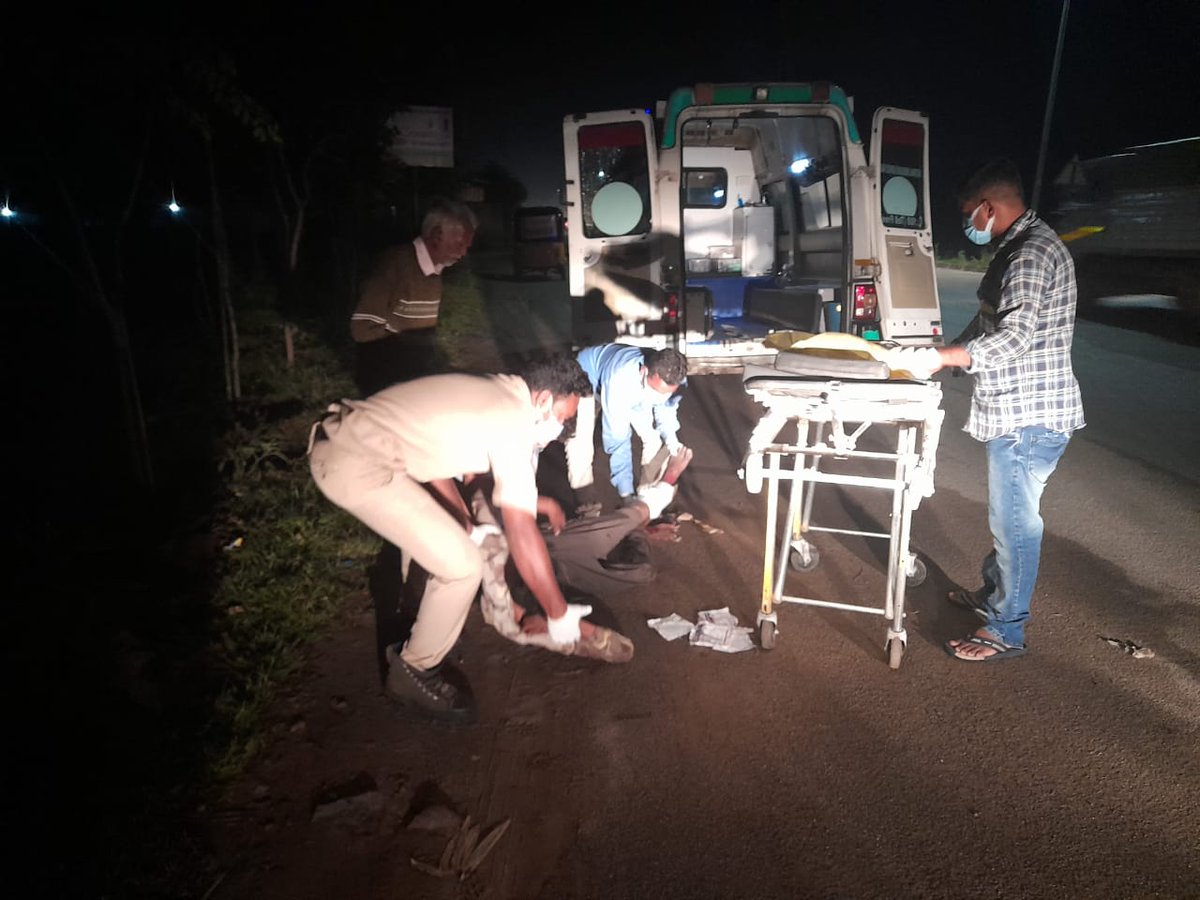AbdullapurmetPS's tweet photo. One unknown bike hit to #Pedestrian near Ramadevi public school on #NH_65 road, Immediately #Patrol_II mobile staff N.Yadagiri, PC7766, Srinivas, DHG-1029 of @AbdullapurmetPS rushed to the spot and shifted Injured person to hospital by #108_Ambulance.@RachakondaCop @DCPLBNagar https://t.co/0Q5UpxdtTG