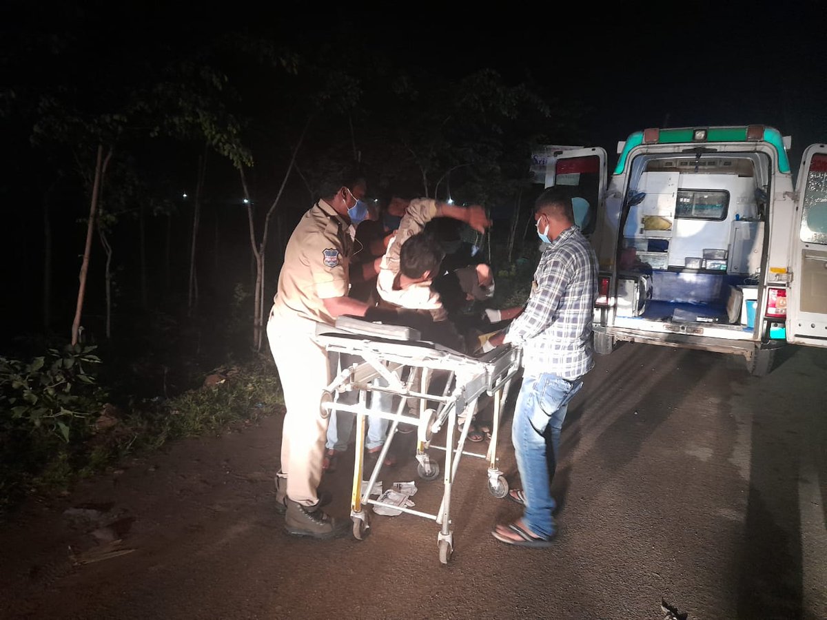 AbdullapurmetPS's tweet photo. One unknown bike hit to #Pedestrian near Ramadevi public school on #NH_65 road, Immediately #Patrol_II mobile staff N.Yadagiri, PC7766, Srinivas, DHG-1029 of @AbdullapurmetPS rushed to the spot and shifted Injured person to hospital by #108_Ambulance.@RachakondaCop @DCPLBNagar https://t.co/0Q5UpxdtTG