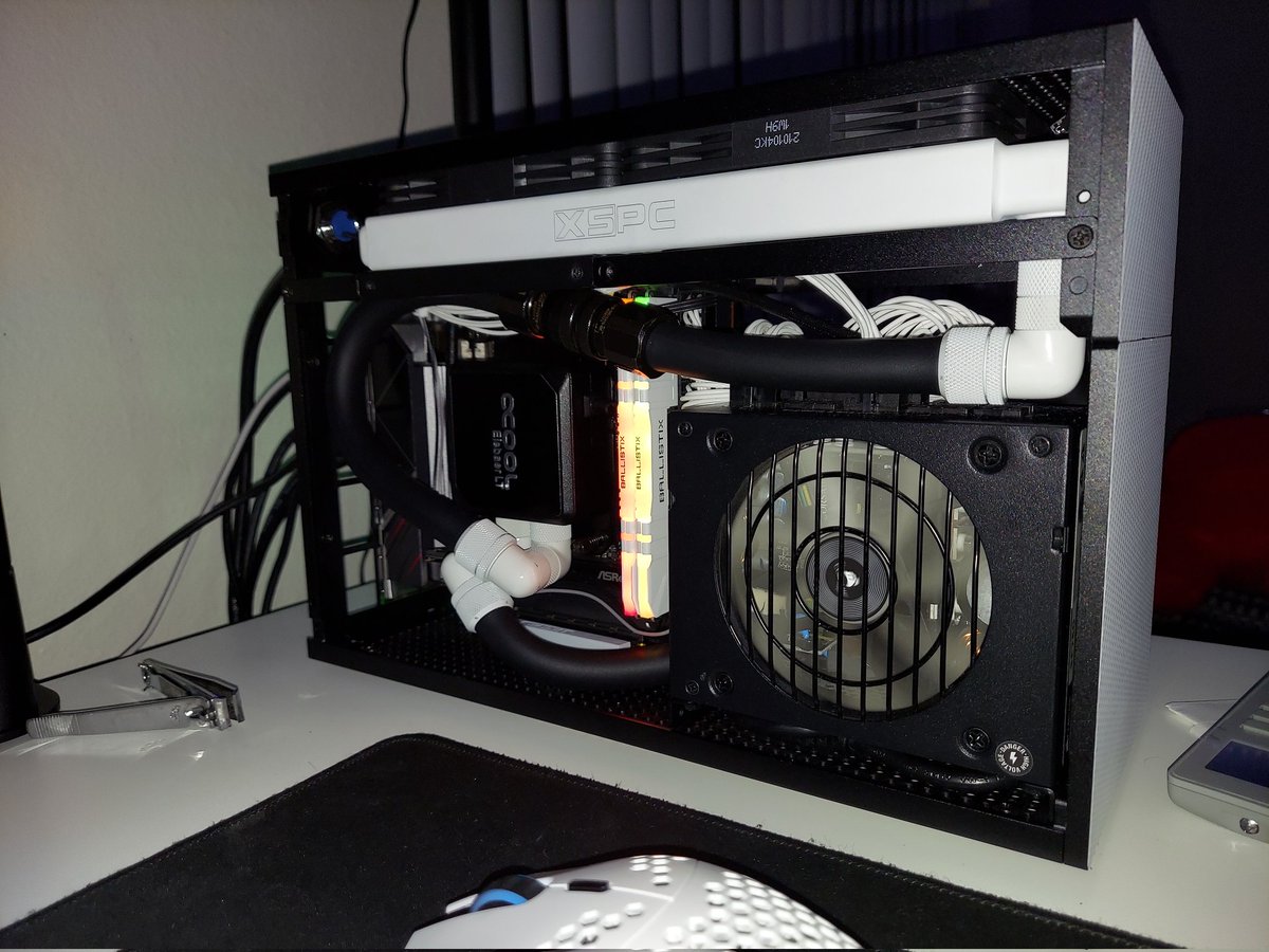 AyeBrianTV's tweet photo. I finally finished my water cooled SFF build inside formd t1.
Amd Ryzen 9 5900x, rtx 3070 FE, 32gb 3200mhz ram, asrock b550, Corsair sf750w.
#corsair #formdt1 #nvidia #ryzen #NVIDIAGeForce #sff #PCGaming #twitchstreamer #PCMR
#SmallStreamerCommunity https://t.co/aaM2mqwVPW