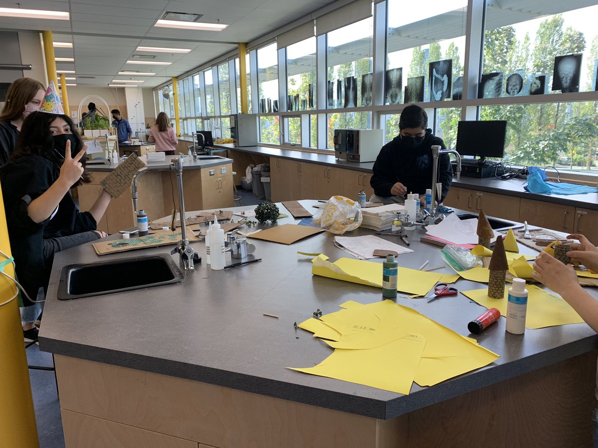 MmeHopeAlpha's tweet photo. Journée #2 du projet collaboratif de 8e entre les sciences humaines et les mathématiques: la construction des châteaux du moyen-âge. Plus à venir lundi!
@stpierremusique @alphaSD41 https://t.co/Xv1pEA0zwN