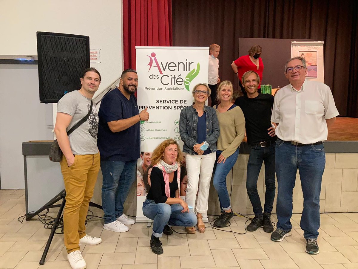 AvenirdesCites's tweet photo. 🔴La place des écrans dans le quoitidien📲
➡️@AvenirdesCites a participé à un débat autour de la place des écrans : Danger, risque, opportunité...💻
➡️Nordine #PromeneurDuNet a participé aux échanges trés riches et il a partagé son expertise avec le public venu nombreux💻📲 https://t.co/2W7wyH6eW4