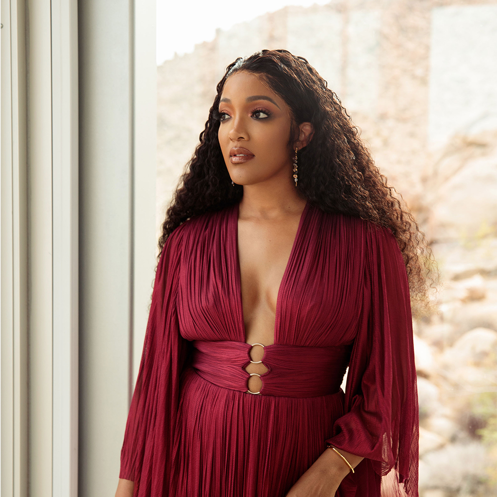 AppleMusic's tweet image. She’s here. 👑
#RememberHerName by @MickeyGuyton.
Listen: apple.co/RememberHerName