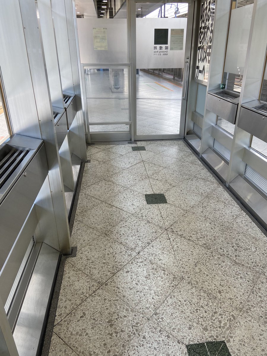 東京駅の新幹線の喫煙所0人🙈🙈

10月からたばこのお値段も上がるし喫煙者もへったのかな〜！