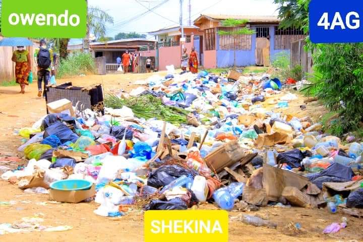 Akewa7's tweet photo. #Gabon Plusieurs quartiers de la commune d'#Owendo dans le grand #Libreville, envahis par les poubelles.

@Don_Lemaitre
@SPGlobalRatings
@Banquemondiale
@Reuters
@Financialafrik
@afrobarometer
@EliseLucet
@mariamalagardis
@pnudfr
@ONU_fr
@UN_News_Centre
@antonioguterres
@afpfr https://t.co/4cD0EXkFZJ