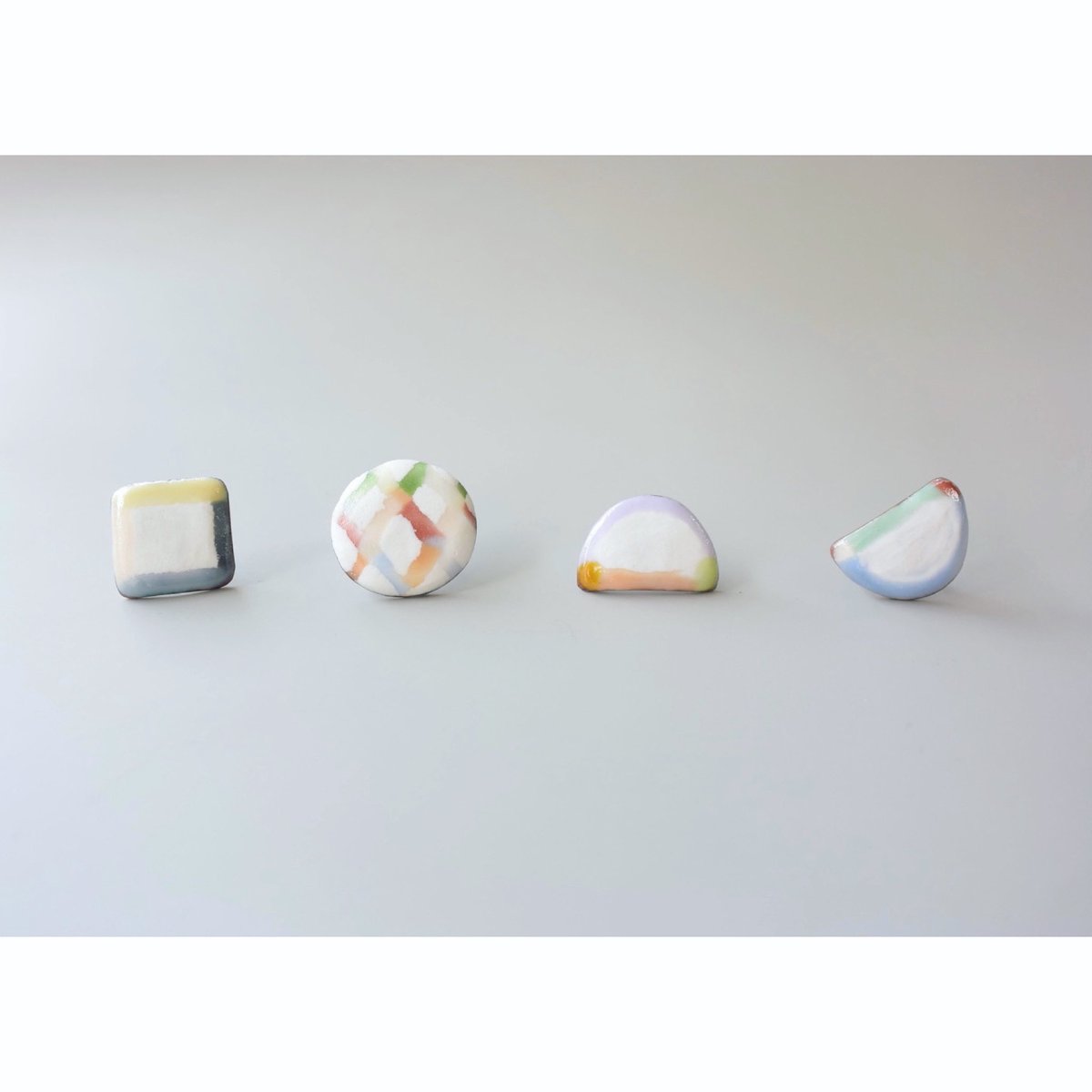 SmallPlain's tweet photo. 11月にお披露目できるよう、コツコツ作っています

光が完全に秋だな〜🍁

#plainandsmall #enamel
 #七宝焼 #ピアス https://t.co/BI2a8unZrm
