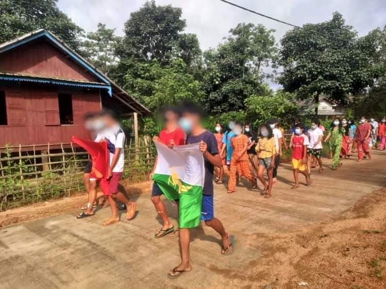 Arn_the_king's tweet photo. Courageous Youths gathered and staged marching strike from rural areas at #LaungLone Tsp was staged to overthrow the Military dictatorship

MYANMAR NEEDS HELP
#Sep24Coup #WhatsHappeningInMyanmar https://t.co/FQ17hpTbQ1