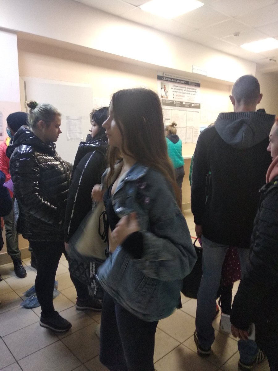 Где здравый смысл??? Я пришла здоровая, со здоровым ребёнком, чтобы взять справку в бассейн - и мы должны пять часов стоять в толпе кашляющих людей? Это борьба с распространением инфекции??? Долго мой ребенок будет здоровым после посещения поликлиники?