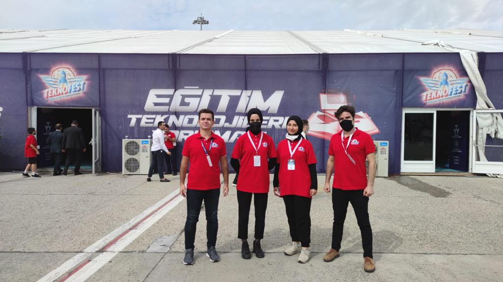 Ülkemizin geleceği olan öğrencilerimiz, sosyal sorumluluk bilincini teknolojik bilgi ve birikimleriyle entegre edip topluma fayda sağlayacak projeler ortaya çıkarmak için  #TEKNOFEST 'te katıldılar.<a href="/aebilgili/">Ahmet Emre Bilgili</a> <a href="/fehmirasimcelik/">Fehmi Rasim Çelik</a> <a href="/tcmeb/">Millî Eğitim Bakanlığı</a> <a href="/EnverkV/">Enver KIVANÇ</a>