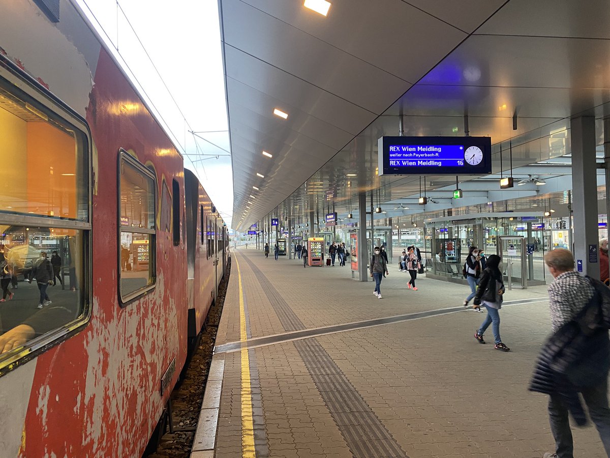 paulgregor23's tweet photo. #Ersatzzug #ET4020 von #Znojmo nach #Payerbach 👀@unsereOEBB @GarstenauerK https://t.co/EIPAmtOgOA