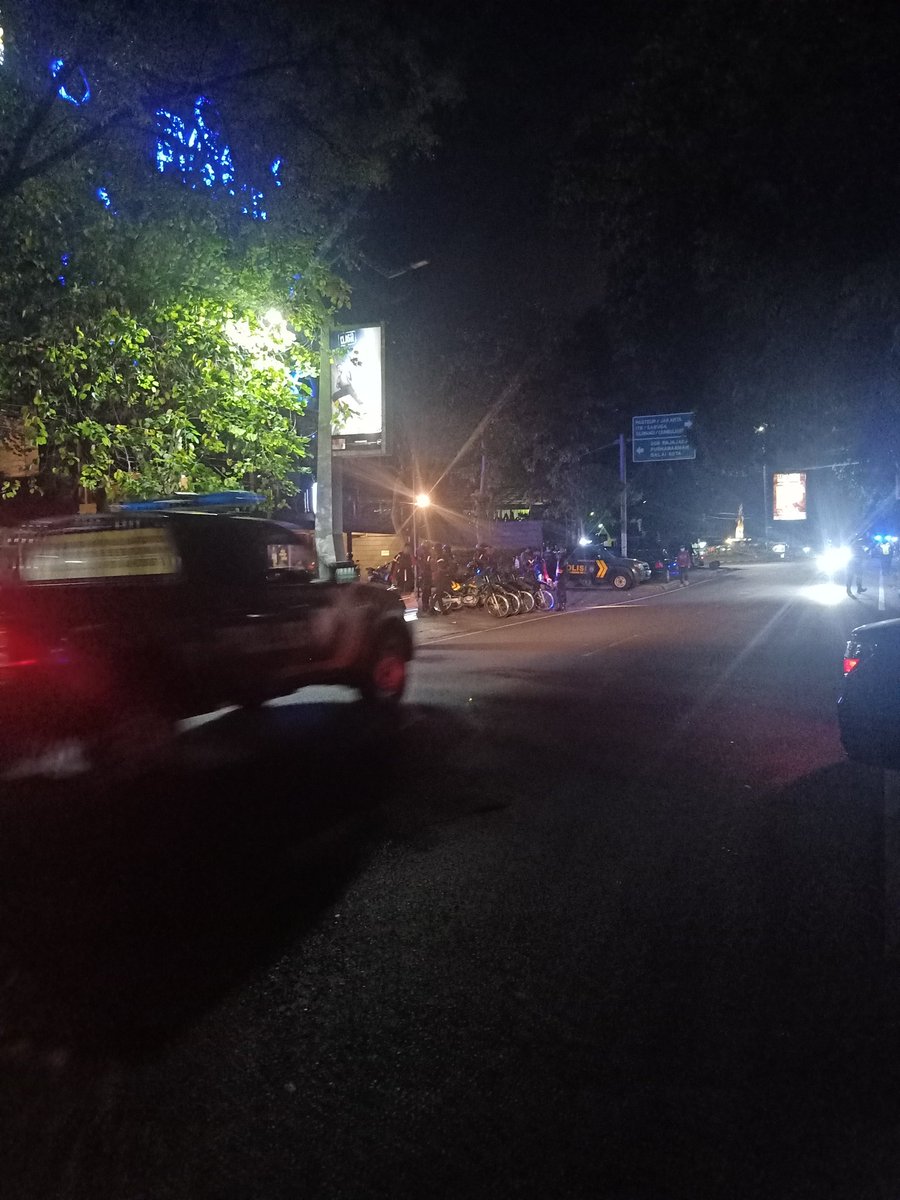 Minta maaf karena main buruk✖️
Minta polisi untuk jagain kantor✔️

Ego > Rasa Malu