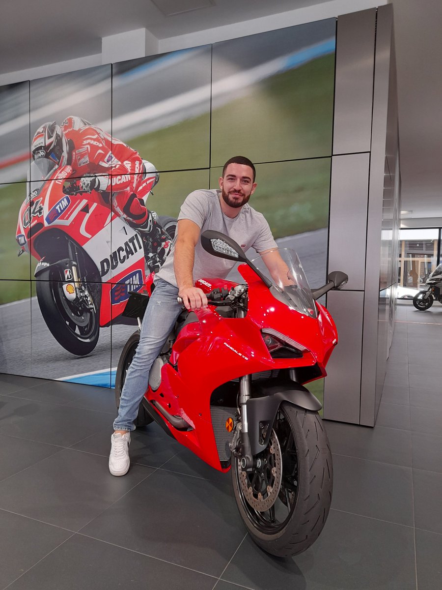 Aníbal quería pasar del mundo naked al racing, y ¿qué mejor que llevándose esta brutal Panigale V2? 🏍💨

¡Que disfrutes de este increíble subidón!

#DucatiCanarias #Ducati #Canarias #Ducatista #PanigaleV2