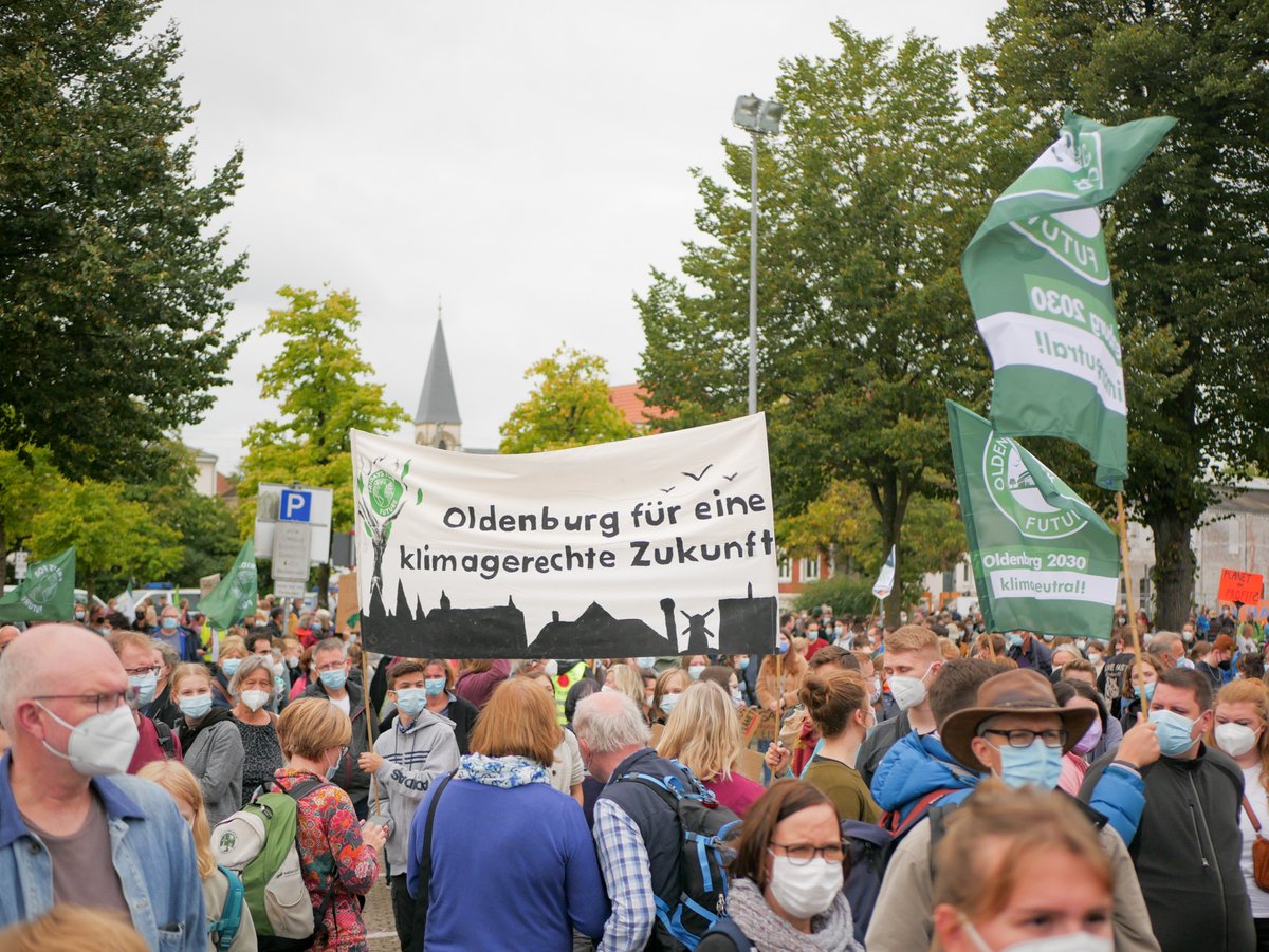 FridayForFuture's tweet photo. Während die Klimakrise eskaliert, belügt man uns im Wahlkampf mit Schein-Lösungen und Märchen vom grünem Wachstum.

Die größte Aufgabe unserer Generation werden wir ohne unseren Druck nicht bewältigen. Deswegen streiken wir heute in über 470 Orten im ganzen Land #AlleFürsKlima! https://t.co/HkUYnRSBHf