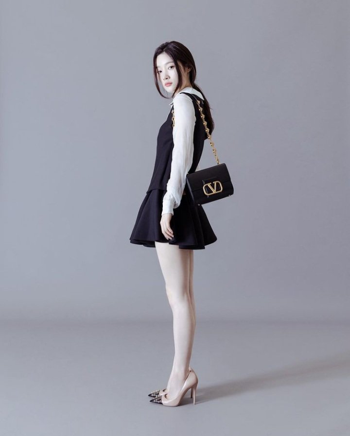 jaeyeontrash's tweet photo. Chaeyeon for Valentino and Jaehyun for Prada https://t.co/M2Pi8sElLV