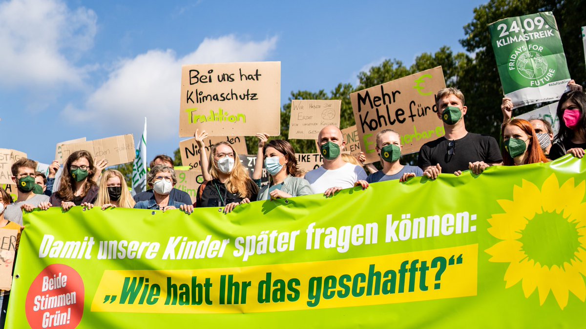 Die Wahl am Sonntag ist eine Klimawahl. So wie in Köln gehen heute deutschlandweit zehntausende Kinder, Jugendliche und Menschen jeden Alters beim #Klimastreik auf die Straße und machen deutlich: Sie wollen den Aufbruch, weil sie wissen, dass es um unser aller Zukunft geht.