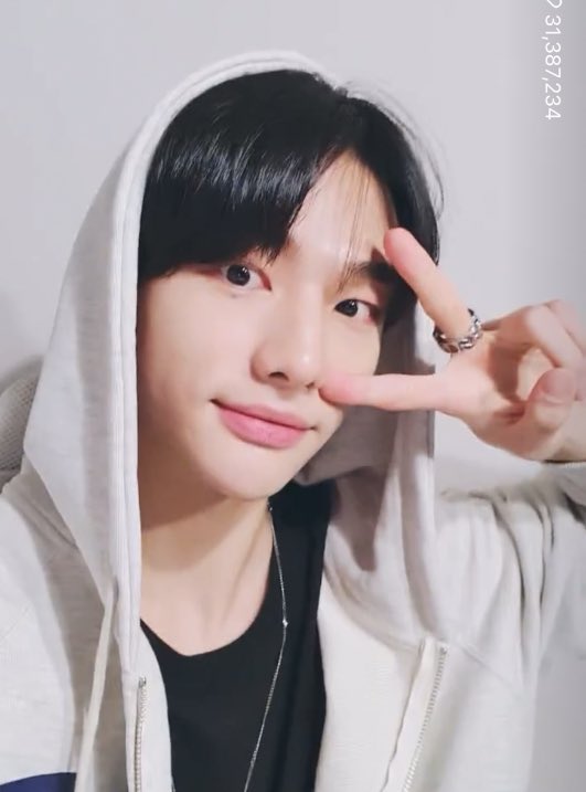 hj0nie's tweet photo. korktugum basima geldi hyunjin okuldayken canli acti https://t.co/fcsBMqUau6