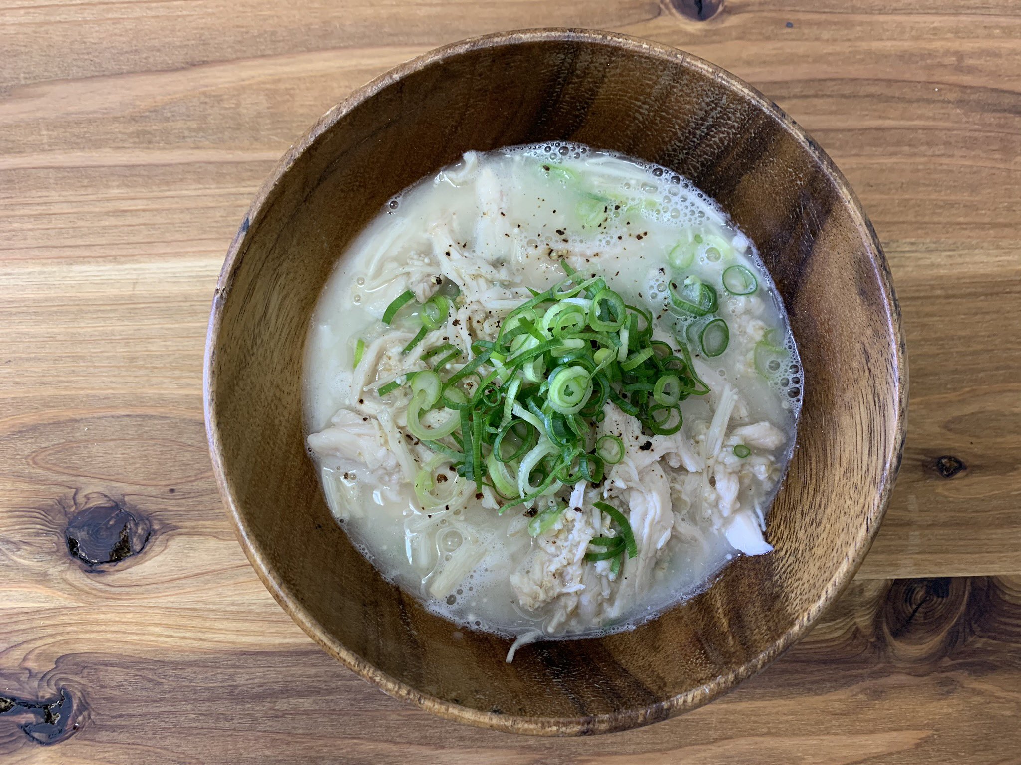 じゅん 痩せるズボラ飯絶賛発売中 ついに来ましたね 鍋キューブの季節が こいつはマジ万能です 耐熱容器にオートミール30g サラダチキン お好みの野菜 砕いた鍋キューブ1 2個 水180mℓを入れて軽く混ぜ 600wで3分レンチンするとヘルシーなのに