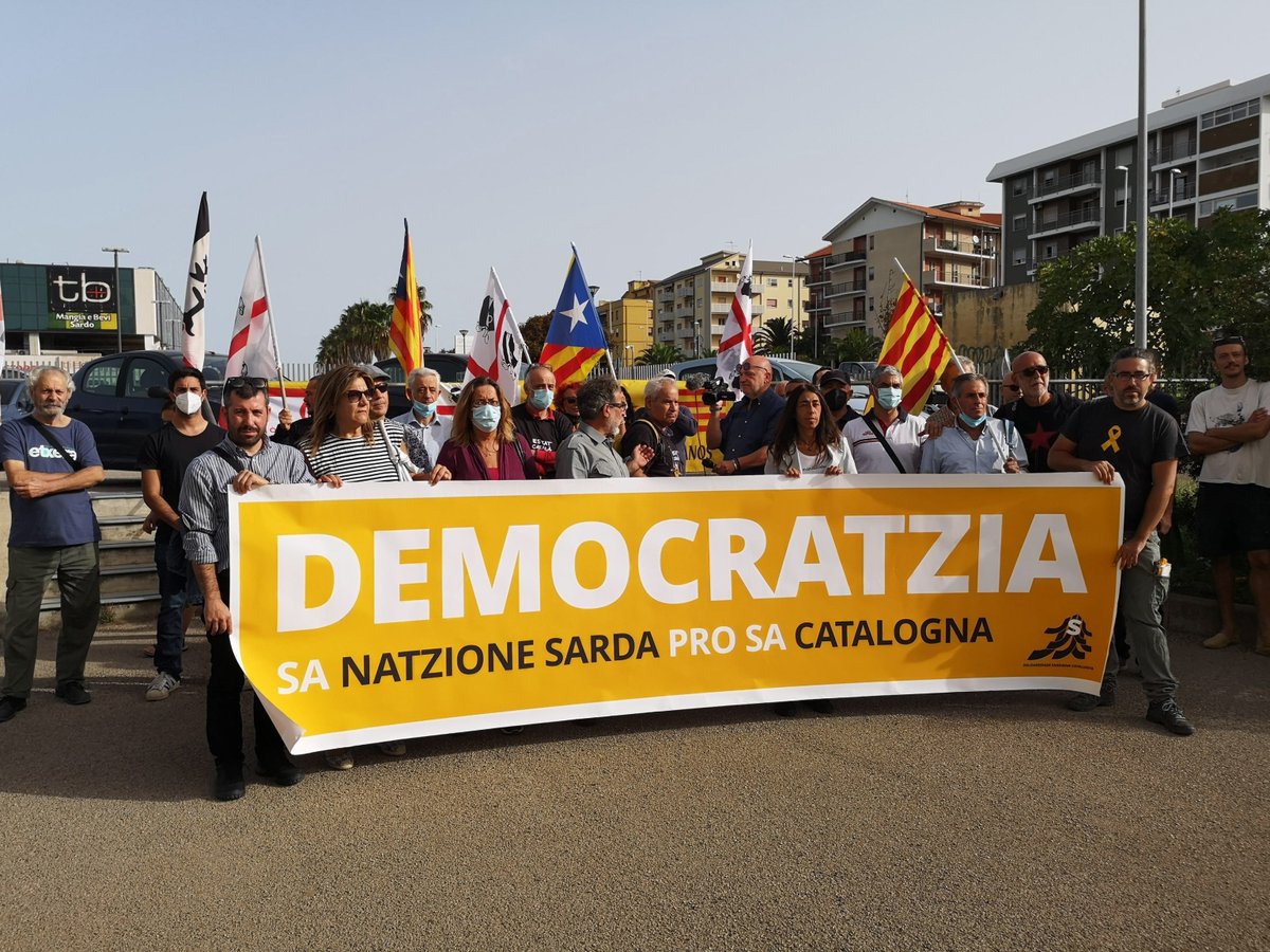 3CatInfo's tweet photo. Concentració a l'Alguer, davant del tribunal de Sàsser, per demanar la llibertat de Puigdemont
https://t.co/9MmEMZezOq https://t.co/eHsufnK5j4