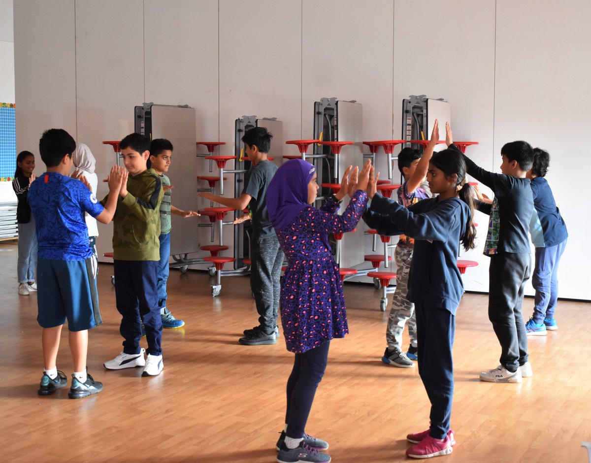 priestmeadproud's tweet image. Our Y6&apos;s engaged in a fascinating &apos;Looking at Light&apos; workshop today! They learnt all about how light travels, the different sources of light and how it reaches our eyes through reflections. 👁️💡✨ #LightWorkshop #ScienceWorkshop #LookingAtLight @priestmeadproud