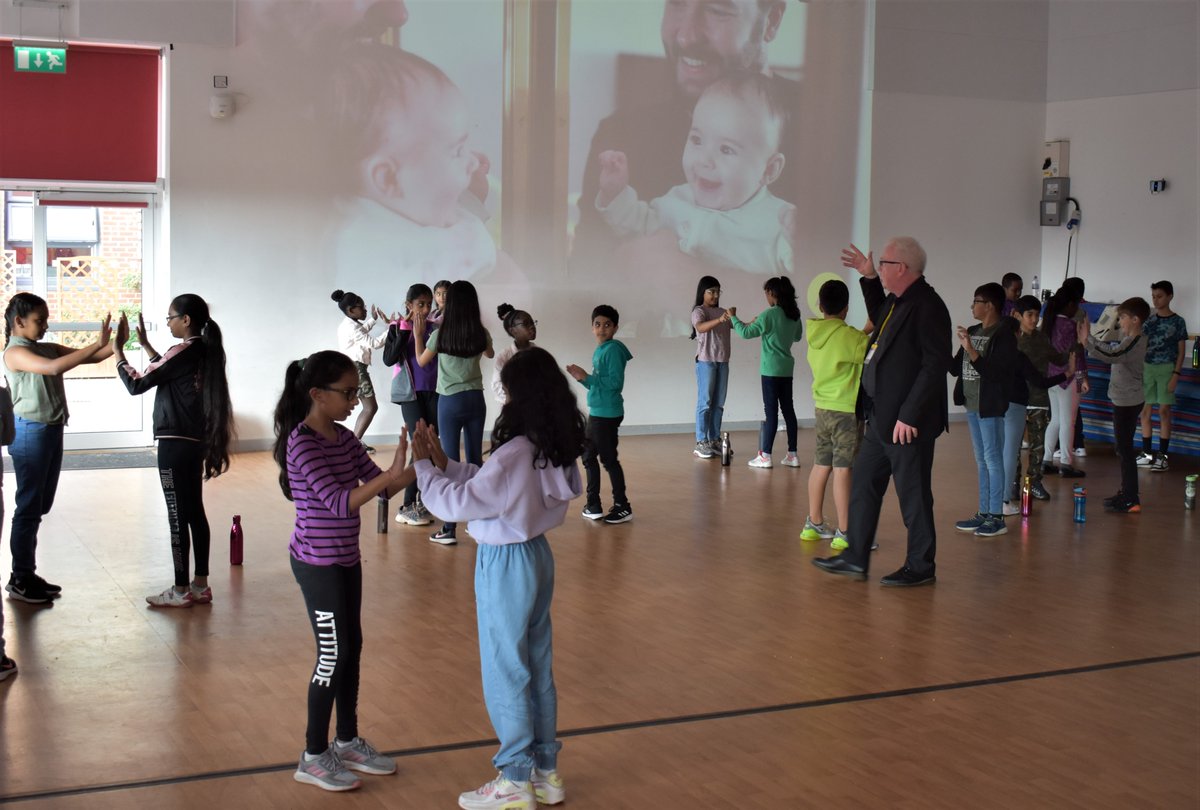 priestmeadproud's tweet image. Our Y6&apos;s engaged in a fascinating &apos;Looking at Light&apos; workshop today! They learnt all about how light travels, the different sources of light and how it reaches our eyes through reflections. 👁️💡✨ #LightWorkshop #ScienceWorkshop #LookingAtLight @priestmeadproud