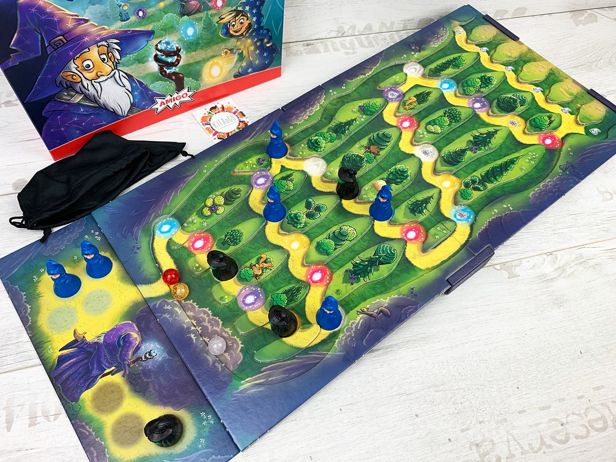 🧙‍♂️🪄 Im #Team agieren &amp; gemeinsam die #Hexen #besiegen! Wer vom "Zauberberg" von @AMIGOSpiele  zu #MagierBalduin möchte, muss #gemeinsameSache mit den anderen Mitspielern machen. 💪😃
 
💡 Wir haben das magische #Strategiespiel getestet! 
✍️ Zum #Review: 
kitango.de/zauberberg-als…
