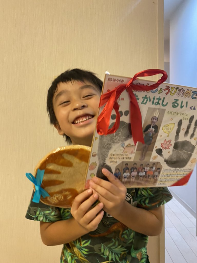 Louis_0905's tweet photo. 今年も保育園からいただきました。5年間の集大成である年長さん。2歳から毎年もらって今年が最後。るっくん物語ひとつ完結😢💓 https://t.co/9ZdUnSHrte