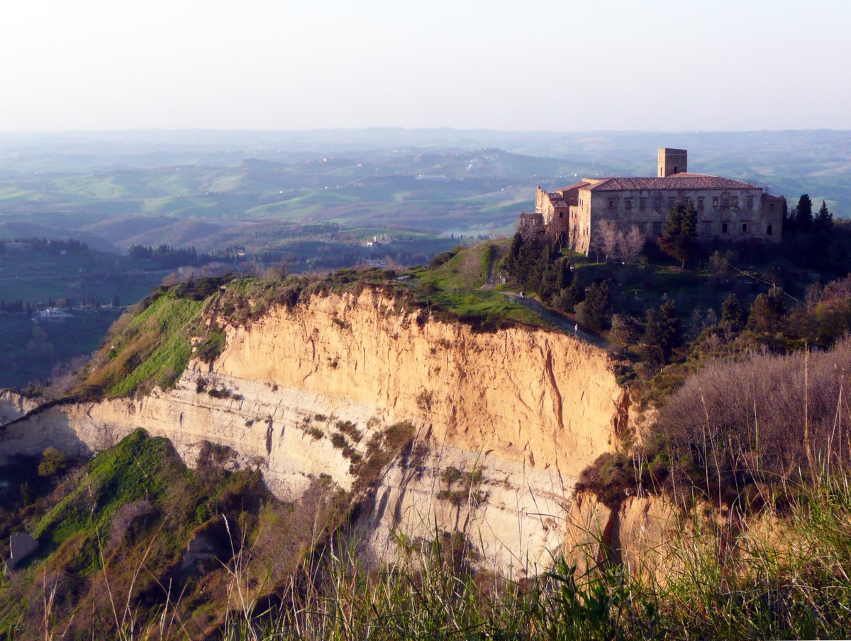 TakayukiTerai's tweet photo. 2008.3> #Balze, #Volterra, #Italy.
#イタリア、#ヴォルテッラ、#ヴァルツェ。浸食されつつある崖。 https://t.co/8OIvrdm3wU