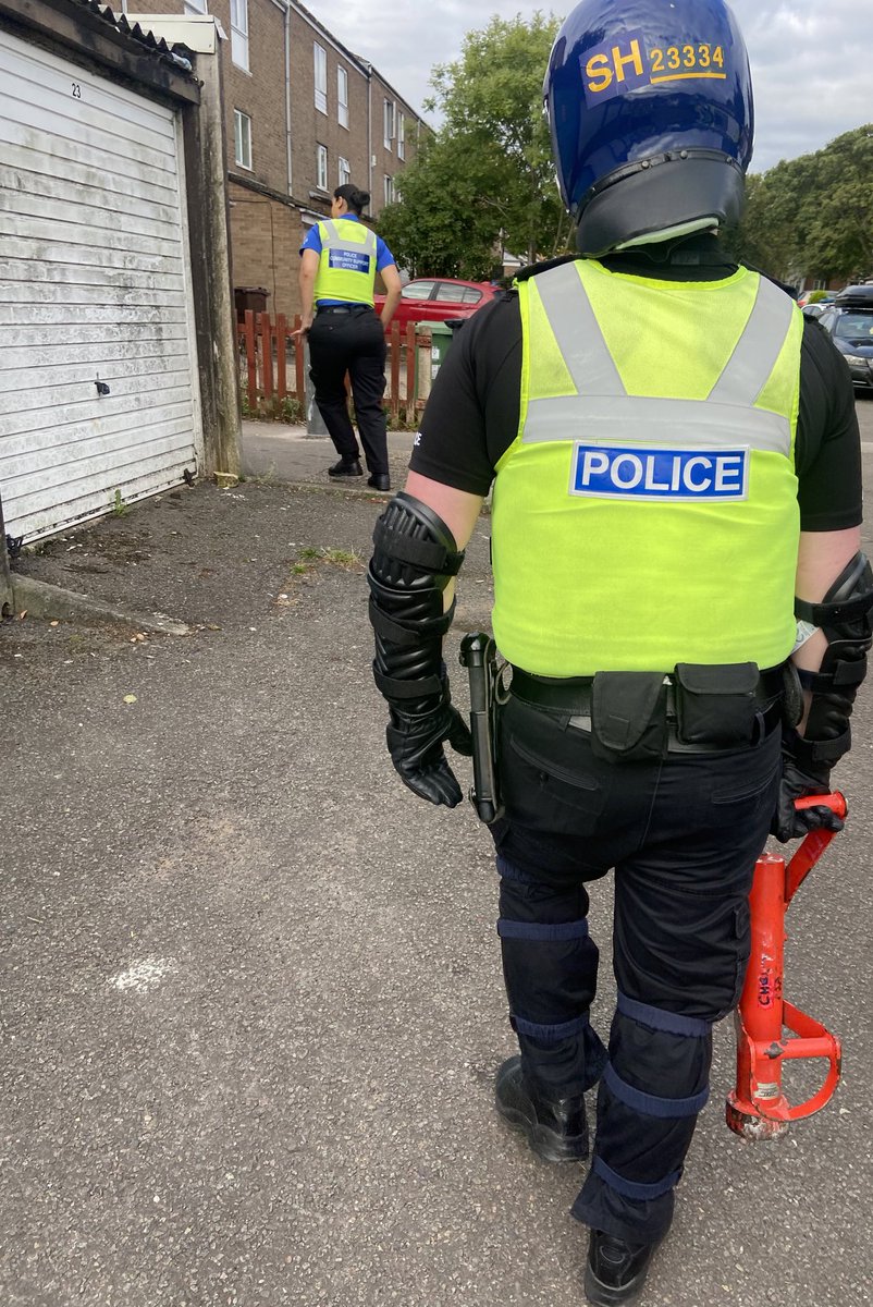 SmithswoodWMP's tweet photo. #SolihullAction | WARRANT 🚨

This morning officers have executed a Warrant in #Smithswood 🚔 

We have seized a quantity of Class B drugs and suspected Class A drugs 👀 

This is from intelligence YOU have provided us with - keep it coming 👏 SH https://t.co/5VRTV1ShFD