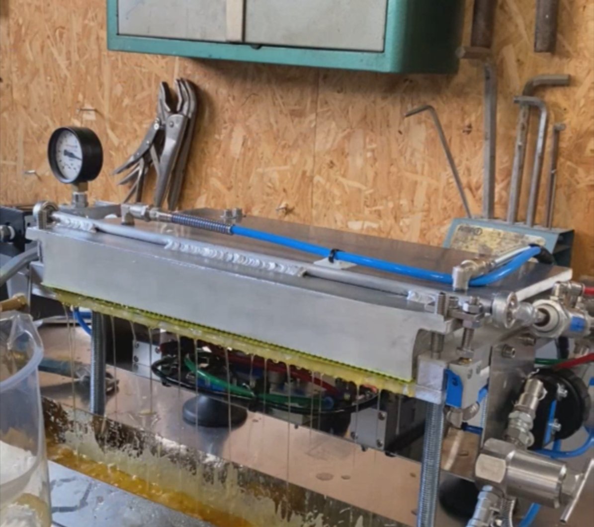 CADENAS_COM's tweet image. 🐝 #EngineeringNewcomer 2021 project sneak peek #3 is a semi-automated press for homemade, affordable wax foundations for beehives. 🍯 The #pneumatic &amp;amp; water-cooled press is a resource &amp;amp; cost-efficient alternative to buying pre-made wax plates. 
▶️ Video: youtu.be/dwfPJC9_FzU