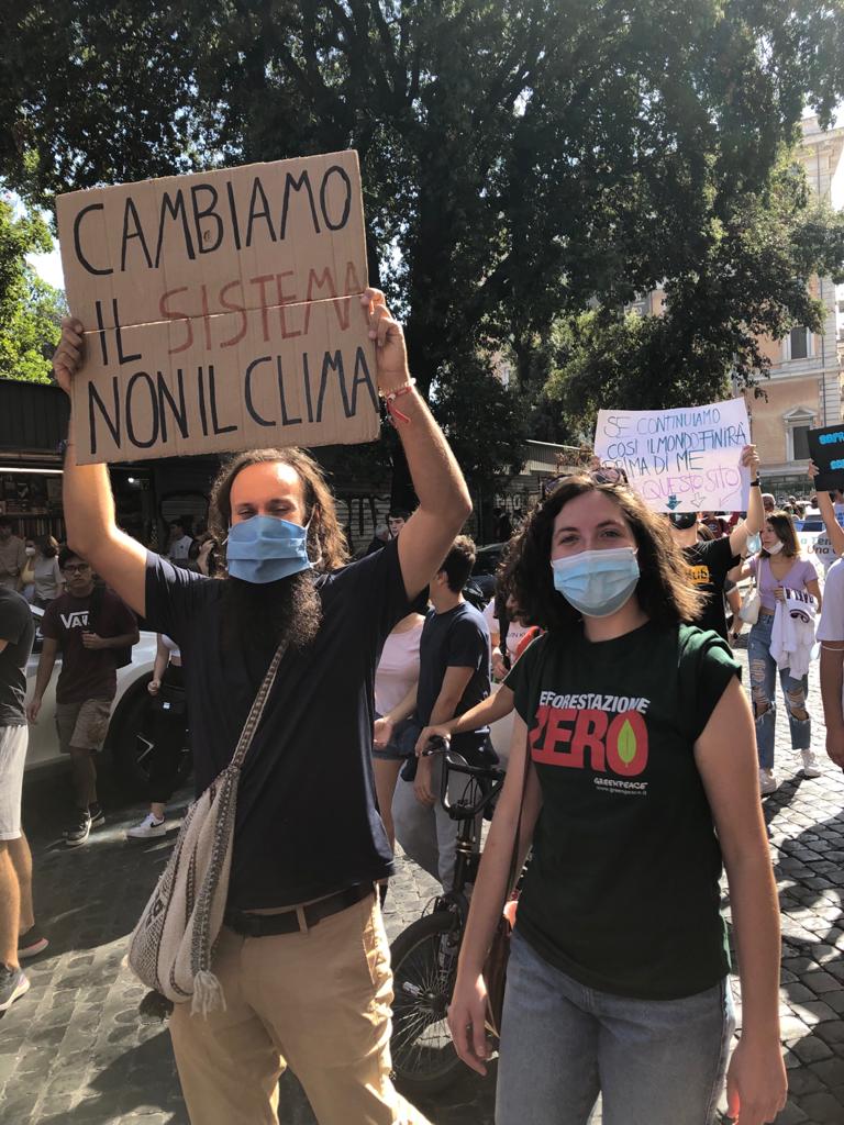 Oggi il #GldiRoma scende di nuovo in piazza in occasione dello #ScioperoPerIlClima per riaffermare ancora di più che bisogna cambiare sistema ma non il #clima
Ora e sempre di più è il momento di agire.
#strikeforclimate 
#24settmebre2021 
#ClimateAction 
#ClimateCrisis