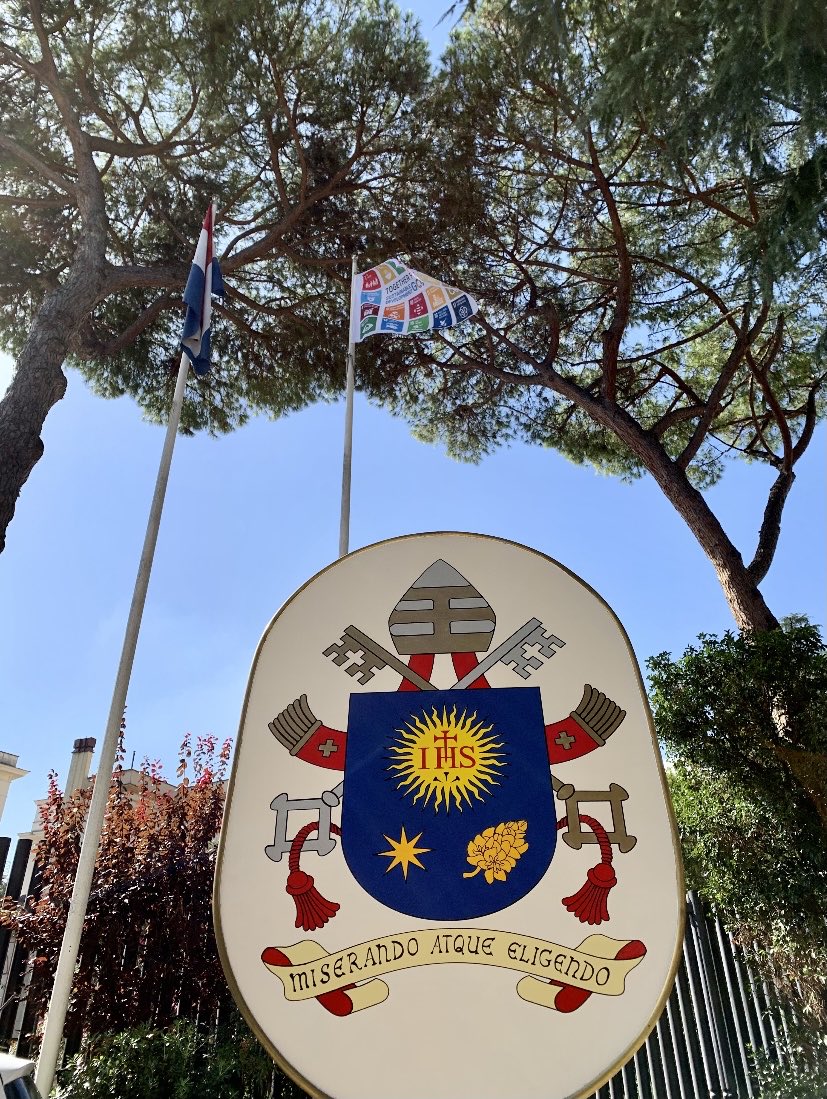 Also at the Embassy of The Netherlands 🇳🇱 to the Holy See 🇻🇦 we raised the flag #TogetherForTheSDGs .
The #SDGs are the global plan for a sustainable and inclusive world in 2030, endorsed by all #UN Member States. We need to involve young people in the decision-making process.