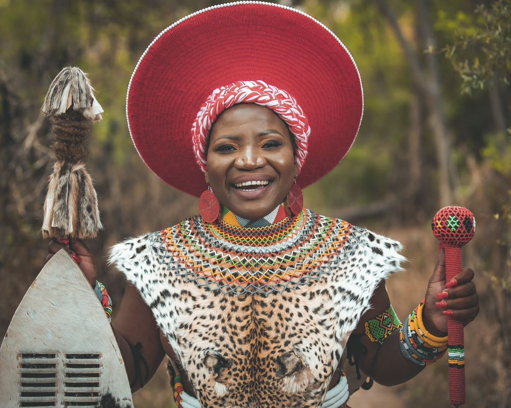 MakhadziSA's tweet photo. Nibe nosuku oluhle lesintu #AfricanQueenAlbum https://t.co/PuDExvBJB6