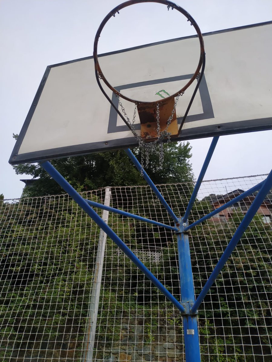 _JoanRibera's tweet photo. Bon dia @comuee , comentar-vos que l’estat deplorable de les pistes de basquet de Sa Calma ha causat una important ferida al ull del meu germà. Aquesta matinada l’han hagut de operar a l’hospital de la Vall d’Hebron. https://t.co/BzbX7b61eu