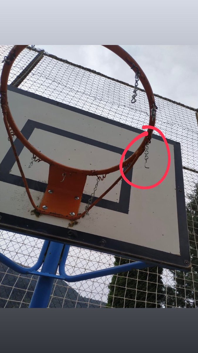 _JoanRibera's tweet photo. Bon dia @comuee , comentar-vos que l’estat deplorable de les pistes de basquet de Sa Calma ha causat una important ferida al ull del meu germà. Aquesta matinada l’han hagut de operar a l’hospital de la Vall d’Hebron. https://t.co/BzbX7b61eu