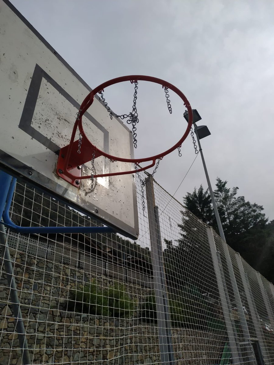 _JoanRibera's tweet photo. Bon dia @comuee , comentar-vos que l’estat deplorable de les pistes de basquet de Sa Calma ha causat una important ferida al ull del meu germà. Aquesta matinada l’han hagut de operar a l’hospital de la Vall d’Hebron. https://t.co/BzbX7b61eu