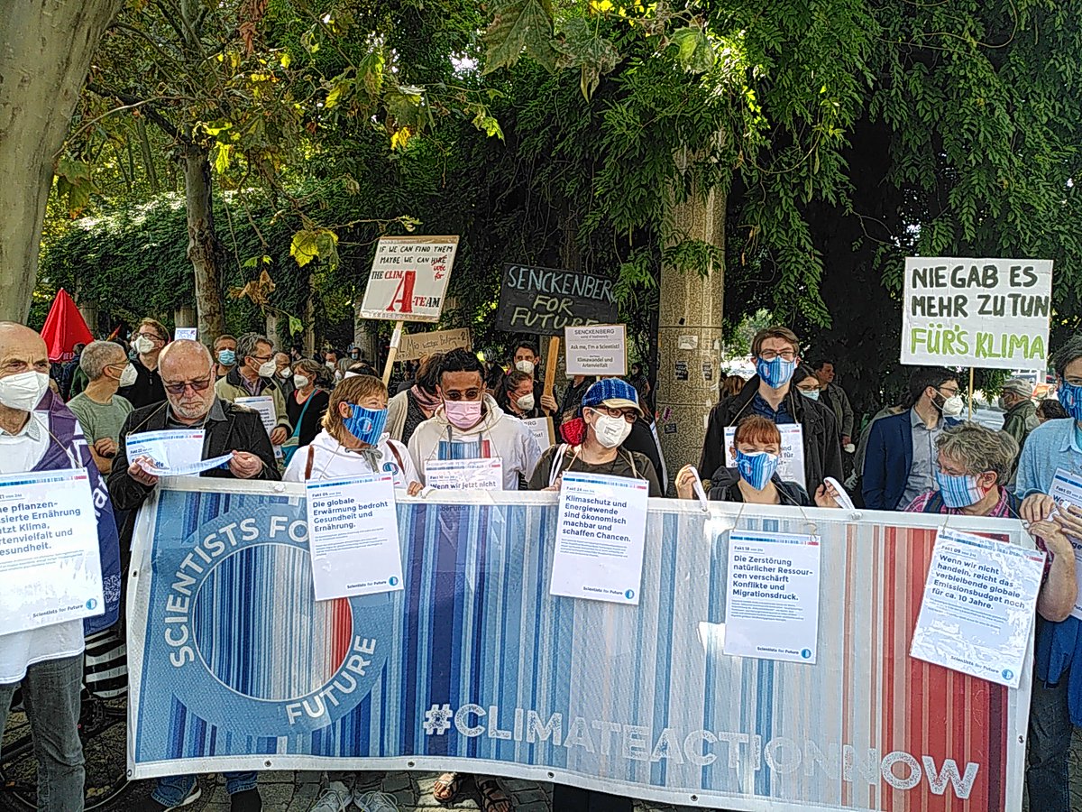 geobiodiversity's tweet photo. Der Opernplatz ist voll!
#2409 #AllesfuersKlima #Frankfurt
#fridays4future #SenckenbergForFuture
https://t.co/9c3Zio1NuF https://t.co/VHI4Urw899
