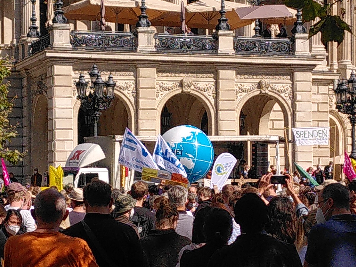 geobiodiversity's tweet photo. Der Opernplatz ist voll!
#2409 #AllesfuersKlima #Frankfurt
#fridays4future #SenckenbergForFuture
https://t.co/9c3Zio1NuF https://t.co/VHI4Urw899