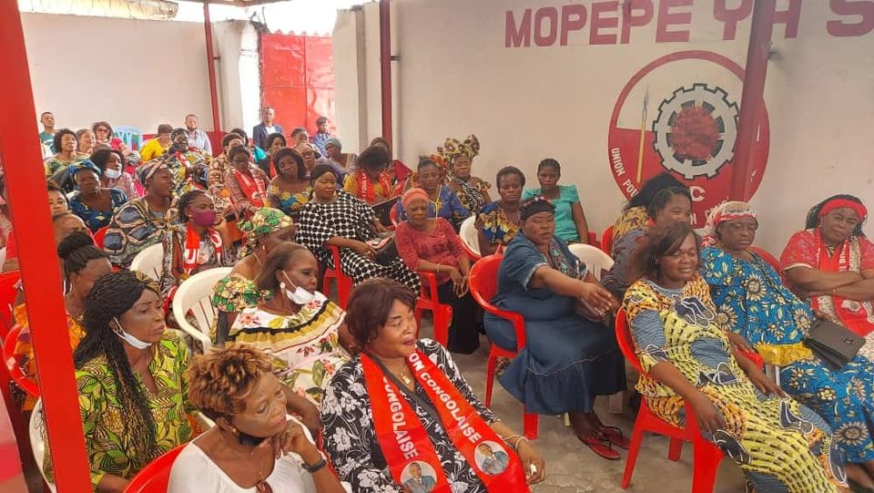 FemmesUncKin's tweet photo. 🛑COMMUNIQUÉ
La Pdte Elysée CHOVU invite toutes les mamans de l'@uncrdc Kinshasa à prendre part à la cérémonie de sortie officielle et remise des notifications à son comité ce sam 25 déc 2021 à 12h30 au au siège du parti sur l'avenue croix rouge n°3, commune de Barumbu. https://t.co/KNM08nTJfY