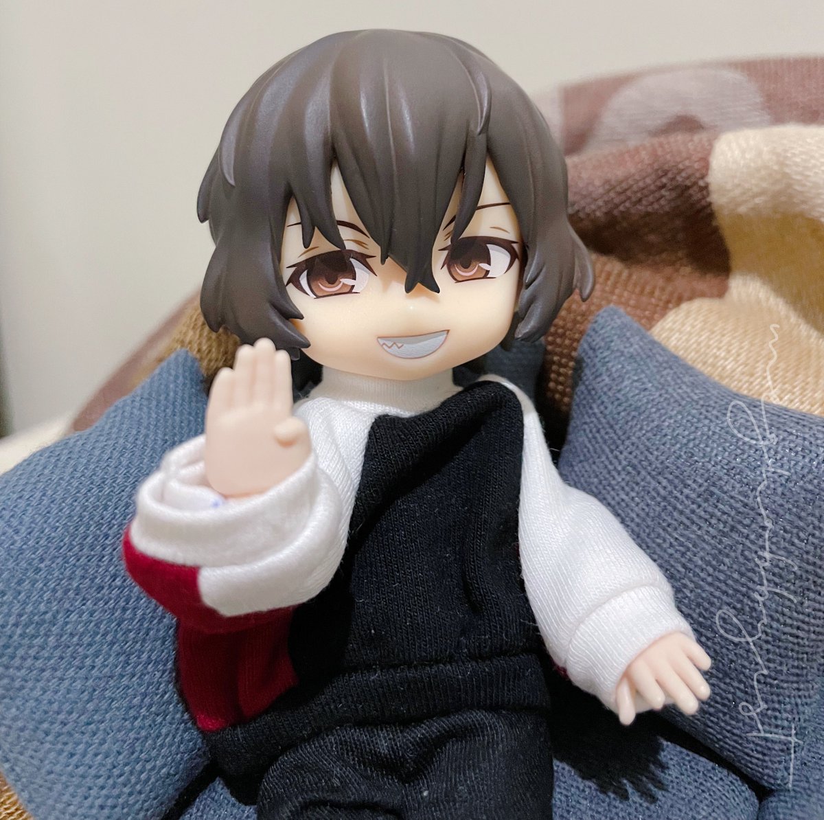 meghobbyist's tweet photo. Dazai being vain in front of the cam! 📸 🤣 https://t.co/cGxPPvjYp4