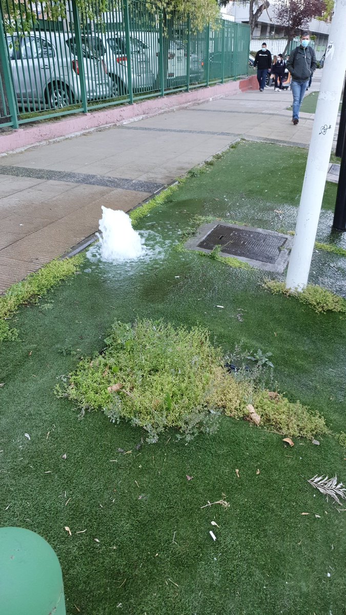 nacho_escobar1's tweet photo. @Muni_LasCondes matriz rota frente al apumanque, colegio compañía de maría. URGENTE! https://t.co/PKHp1U7E7O